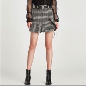 Zara tweed ruffled hem skirt size Medium